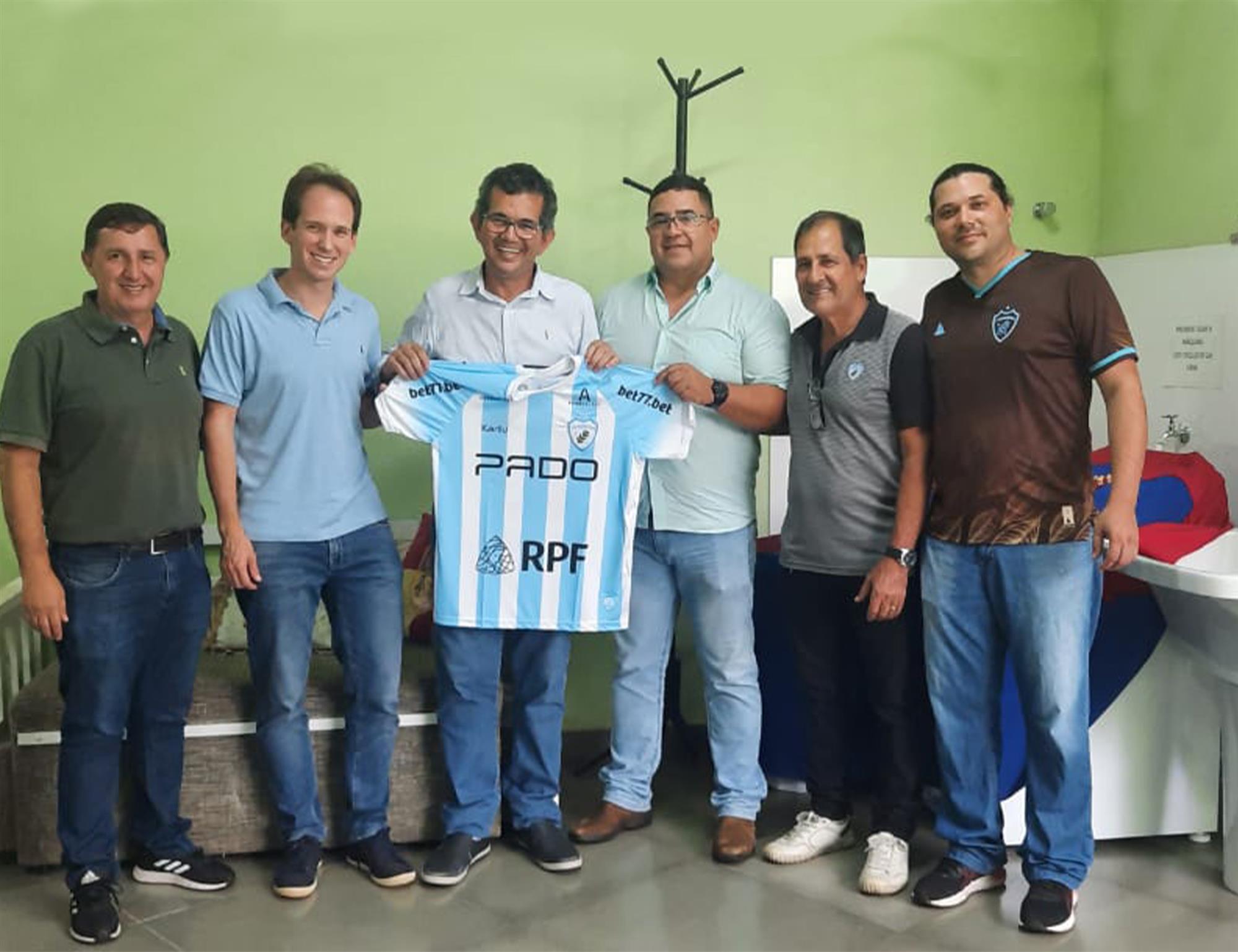 Londrina Esporte Clube doa camisa para Casa de Apoio Amigos do HU